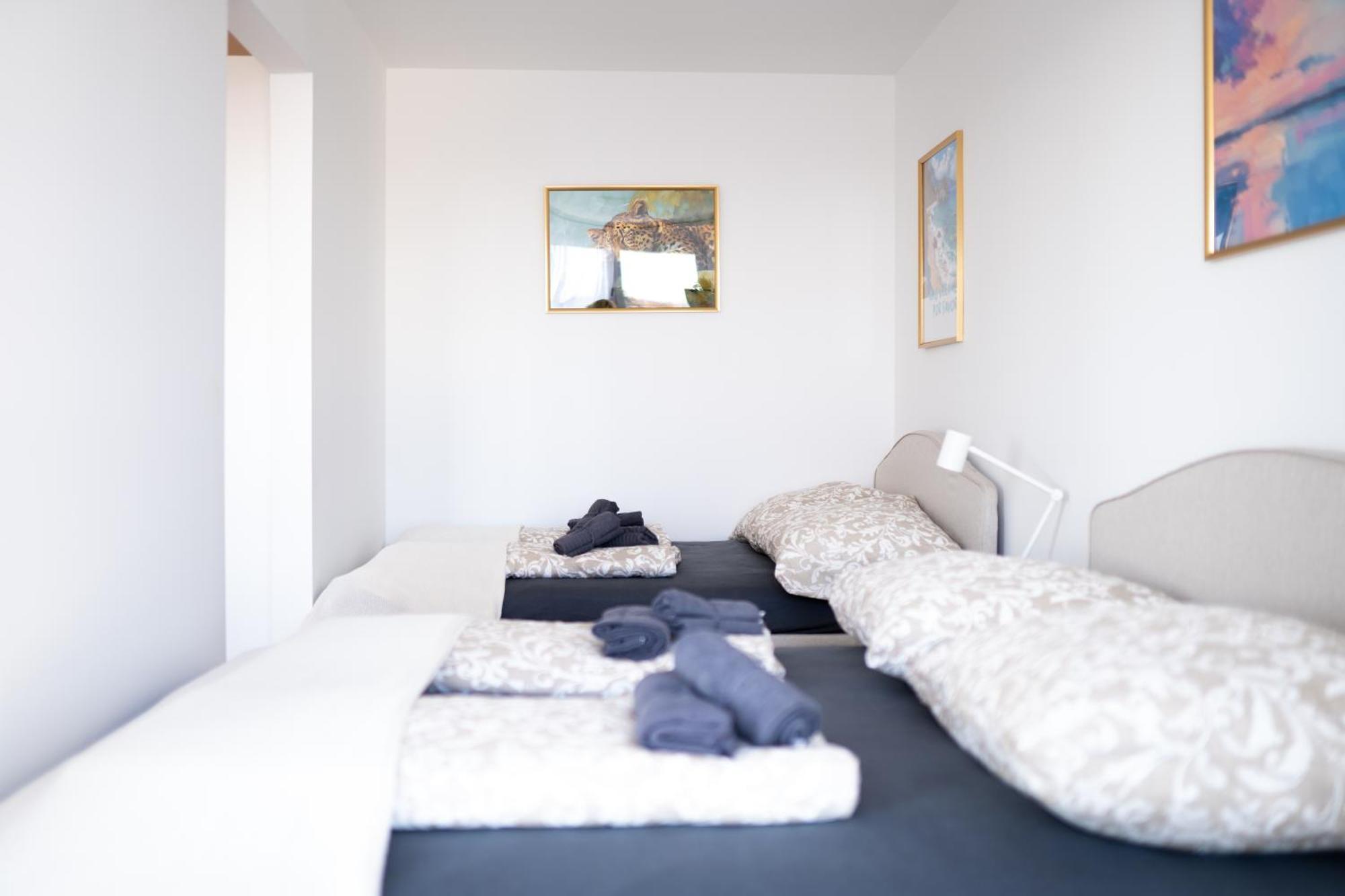 Appartement Design With Balcony & Free Parking *