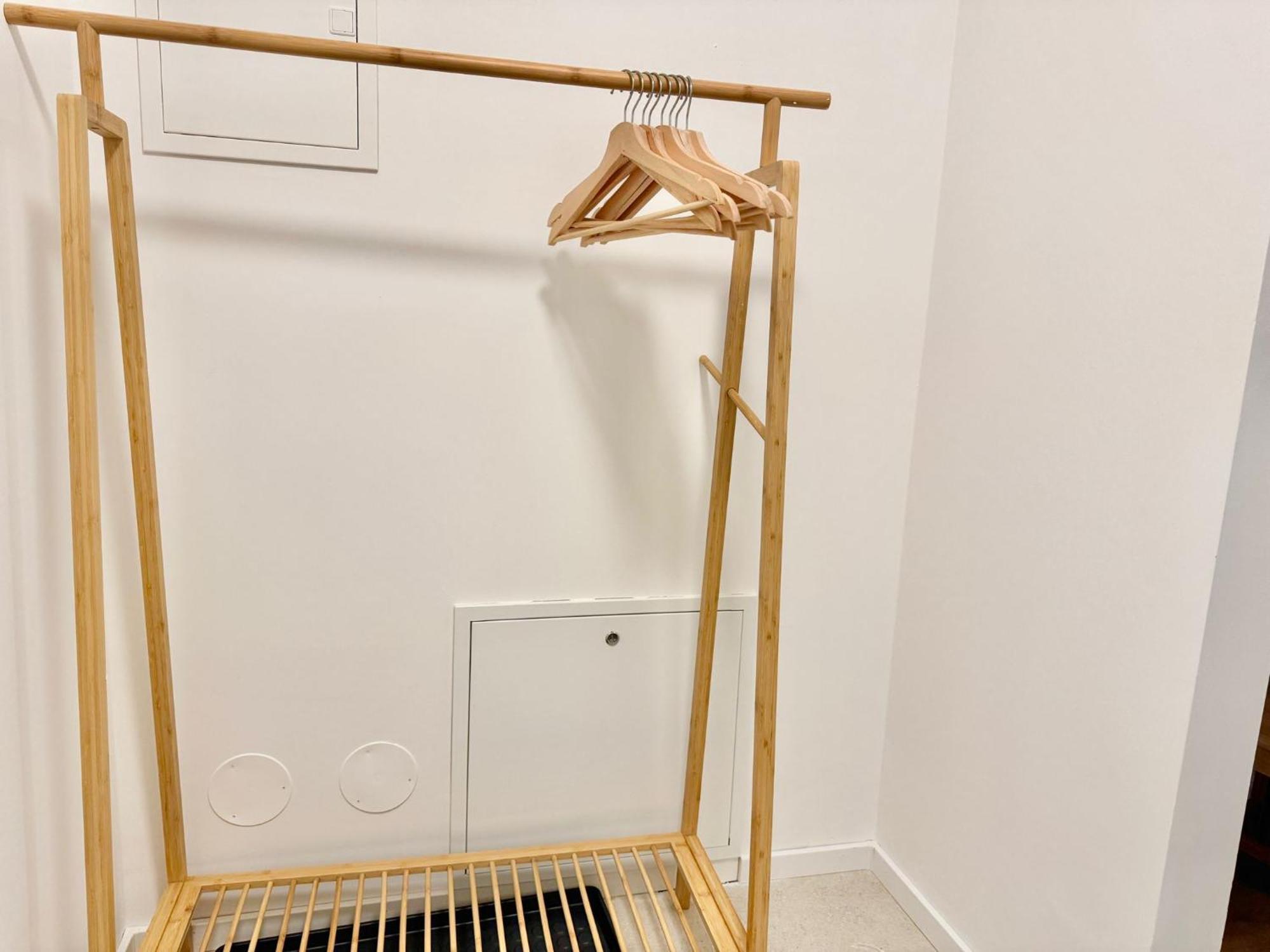 Appartement Design With Balcony & Free Parking *