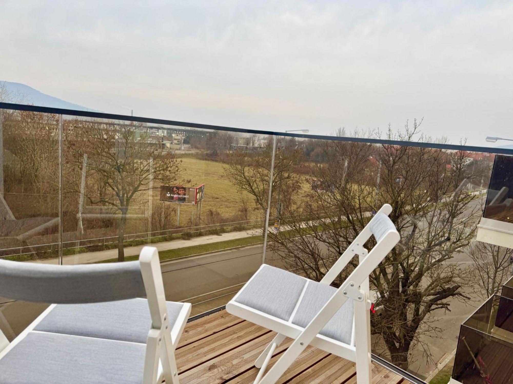 Design With Balcony & Free Parking Appartement