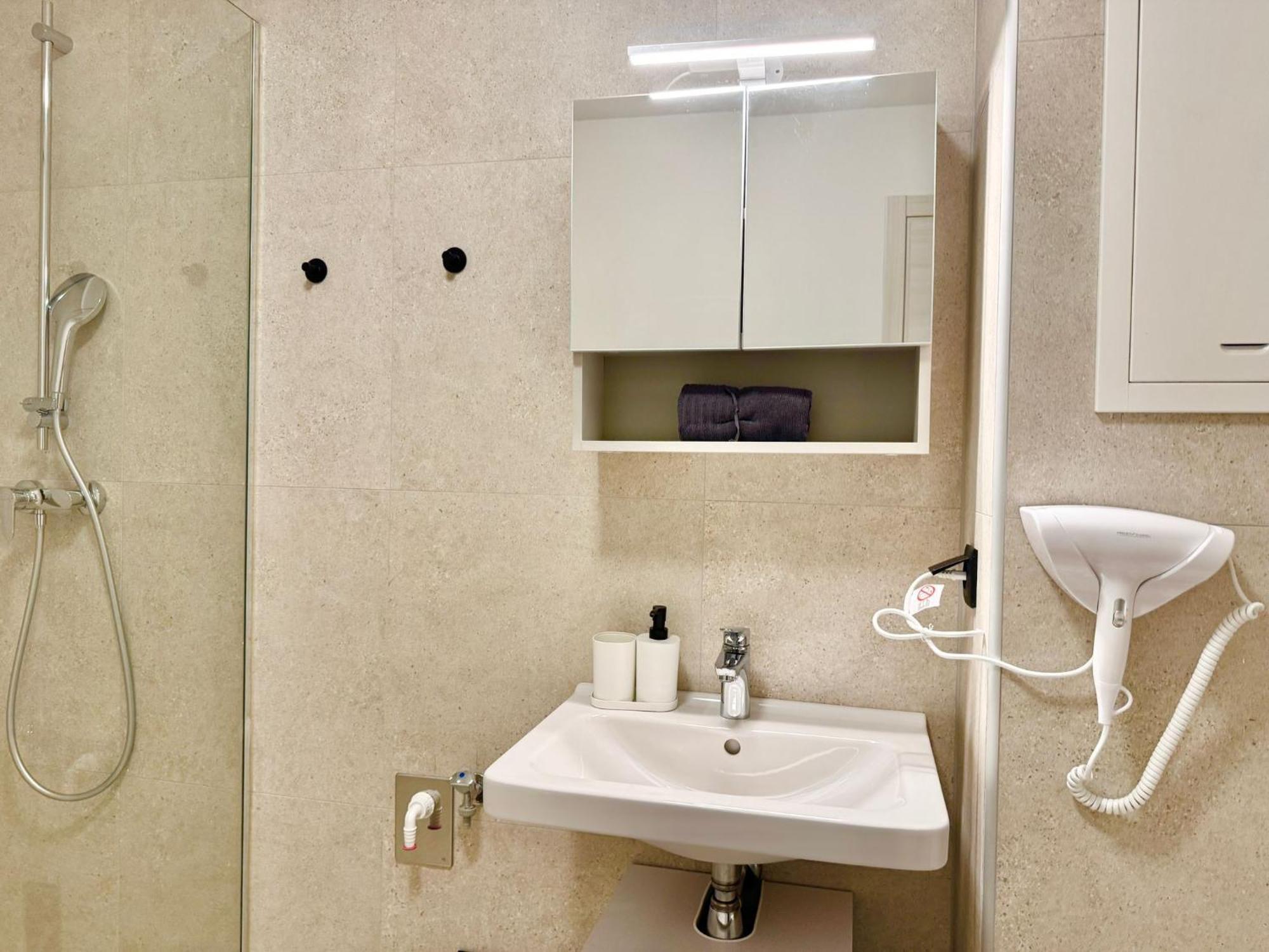 Appartement Design With Balcony & Free Parking *